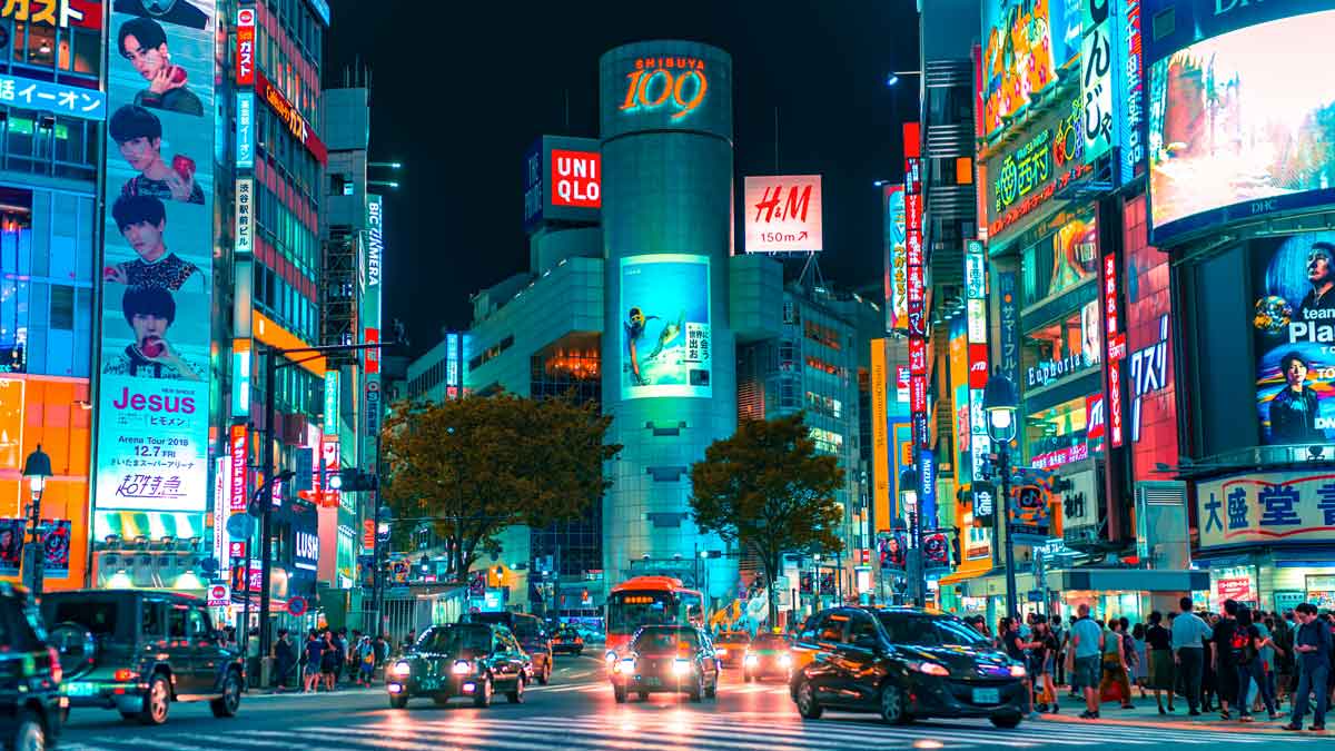 Tokio Straße mit Leuchtreklame bei Nacht
