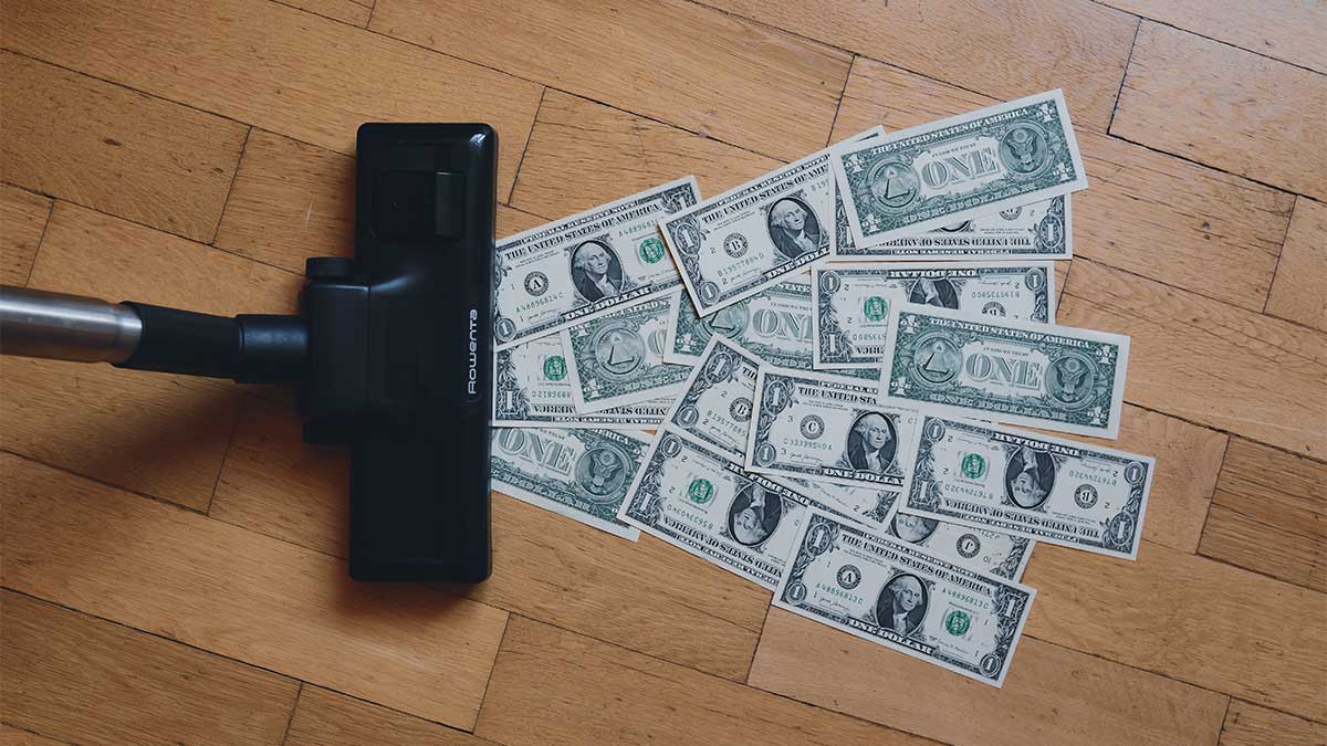 Geld wird mit dem Staubsauger aufgesaugt