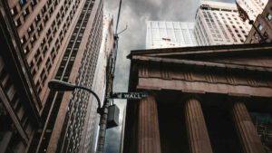 Börse New York und Gewitterwolken am Himmel
