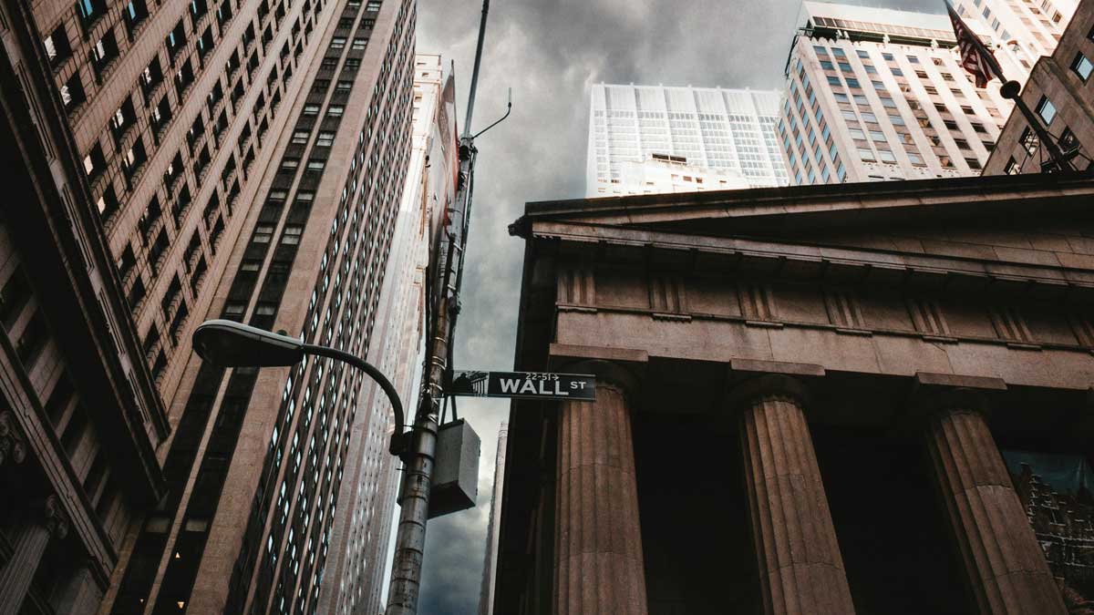 Börse New York und Gewitterwolken am Himmel